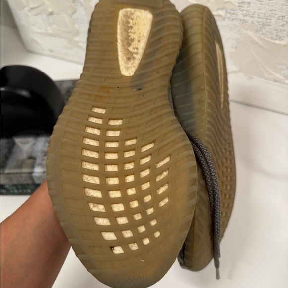 Adidas Yeezy Boost 350 v2 Men’s 8.5 Carbon Beluga Kanye HQ7045 - Picture 9 of 15